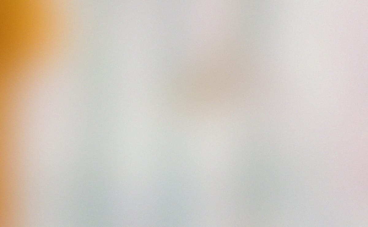 This sentence does in fact not have the property it claims not to have.