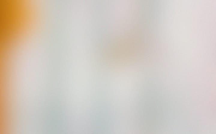 This sentence does in fact not have the property it claims not to have.